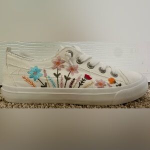 Malibu White Canvas Low-Top Sneaker -NWOT